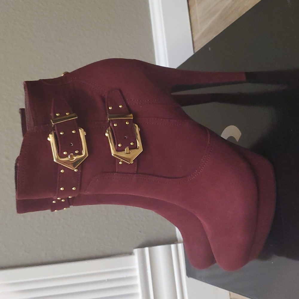 G BY GUESS NWB  SIZE 7.5